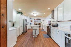 Mins to Graceland Secluded Rambling Ranch Style Home