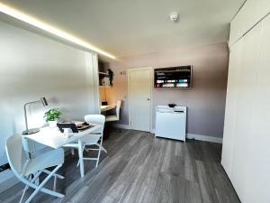 Apt 12 Luxury Living Chic Studio Steps from Beach