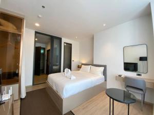 Edge Seaside Luxury Stylish Condo steps away from beach