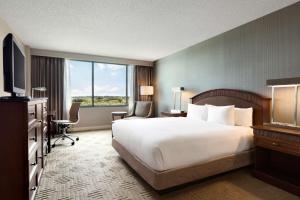 King Room with Bath Tub - Mobility Access room in Hilton East Brunswick