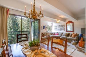 Vail Top-Floor Condo with Deck and Mountain Views!