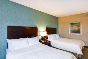 Queen Accessible with Tub Non-Smoking room in Hampton Inn & Suites Wilkes-Barre