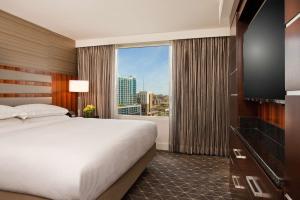 One-Bedroom King Suite with Tub - Mobility and Hearing Access room in Hilton Nashville Downtown