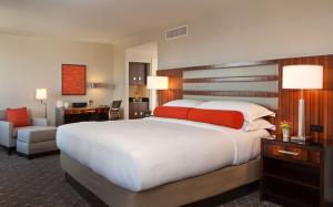 One-Bedroom Executive King Suite room in Hilton Nashville Downtown