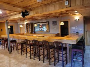 Southwoods Mountain Estate -private mansion, pool, hottub+ 15 acres