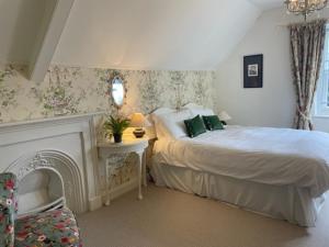 Welcome to Hazelwood, The Mount Somerton Apartment - modern and fully equipped, Private off-street parking, Near Glastonbury Tor, The spectacular Wells Cathedral, Stourhead, Sherborne Abbey, Millfield School, Clarks Village