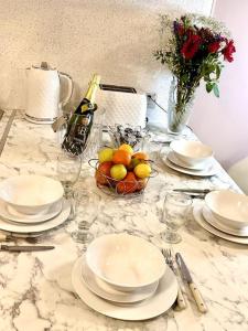 NKN cosy maisonette close to Dartford train station, free parking, food, shopping