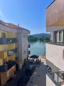 Azzurro Apartman Srebrno Jezero - 大格拉迪什泰
