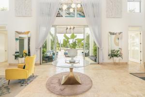 Luxury lakefront vacation paradise!