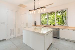 Luxury lakefront vacation paradise!