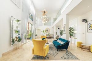 Luxury lakefront vacation paradise!