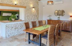 Maisons de vacances Nice Home In Violes With Outdoor Swimming Pool, Wifi And 3 Bedrooms : photos des chambres