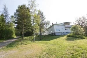 Big house with jacuzzi by the forrest