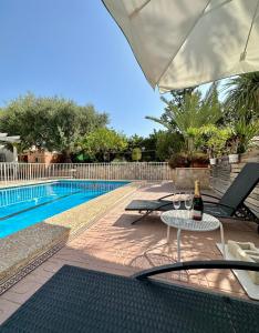 Villa con jardín y piscina privada