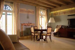 Verona Luxury Flats , Piazza Erbe with balcony on main square