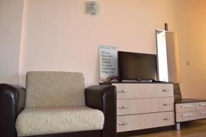 Bright Studio with Parking & Pool