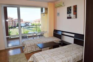 Bright Studio with Parking & Pool