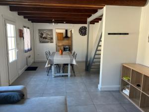 Chalets Petite maison en bordure de N7 : photos des chambres