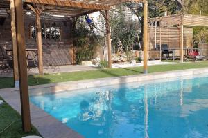 Maisons de vacances Petite villa en bois avec piscine : photos des chambres