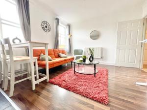 2 Bed Flat - Sleeps 4 - Parking - Wifi