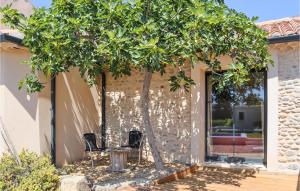 Maisons de vacances Nice Home In Violes With Outdoor Swimming Pool, Wifi And 3 Bedrooms : photos des chambres