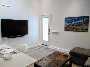 Monthly - Cozy 1 Bed Guest Suite near Venice Beach