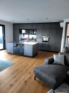 Luxuriöses Penthouse mit Blick auf die UNO-City und dem Kaiserwasser. 3Schlafzimmer, 2 Bäder, privat Lift ins Apartment