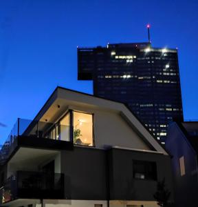 Luxuriöses Penthouse mit Blick auf die UNO-City und dem Kaiserwasser. 3Schlafzimmer, 2 Bäder, privat Lift ins Apartment