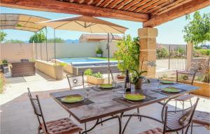 Maisons de vacances Nice Home In Violes With Outdoor Swimming Pool, Wifi And 3 Bedrooms : photos des chambres