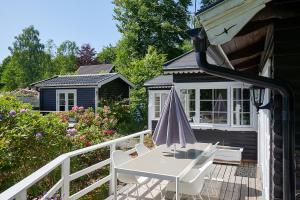 Peaceful getaway in the woods w fireplace