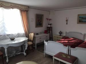 Double room in nice house near the forest (basement floor)