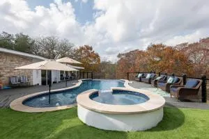 Old Oasis - Manchaca