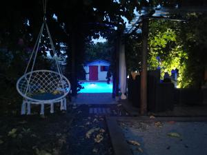 Chalets Dependance cosy entre jardin et piscine : photos des chambres