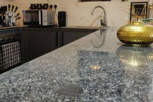 Emaza Lux Stylish, Modern 1 Bedroom Apartment, Pool & Gym, at Mi Vida Garden City