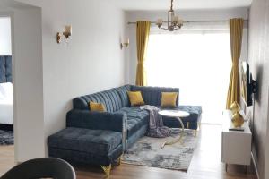 Emaza Lux Stylish, Modern 1 Bedroom Apartment, Pool & Gym, at Mi Vida Garden City