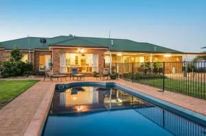 Spacious resort style property with pool in Mudgee - Rest Easy Mudgee Villa - Apple Tree Flat