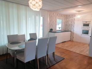 Villa med egen parkering. Möjlighet att boka från 1 och upp till 5 personer.