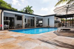 Casa Tropicana - Heated Pool, Game Room & Mins from beach