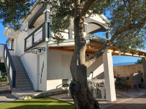 Apartment with a pool mountainview near the sea!