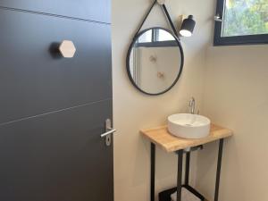 Appartements Cote Nuit : Chambre Double avec Salle de Bains Privative