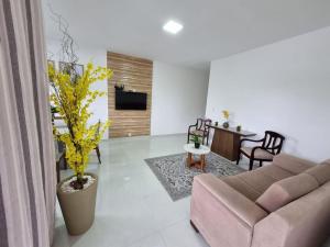 Sobrado a 200m da Praia e Orla, 02 QTS com ar condicionado