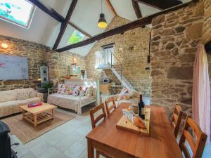 Maisons de vacances Maison 3 Limousin - Charming Converted Barn Close To Lac de Vassiviere : photos des chambres