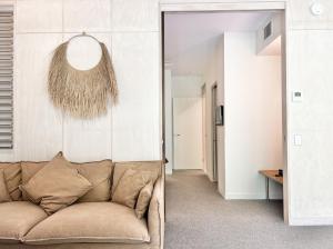 Tranquil treetop retreat minutes from the beach 7405