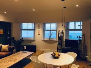 Fabulous 2 bedroom apartment, amazing beach views! - 锡福德