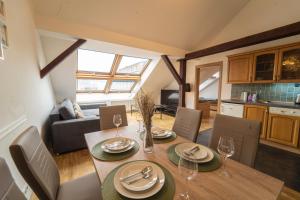 FREE PARKING- Cozy apartment in historical building center Prague