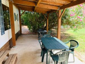 Mobil Home + dépendance dans jolie parc privé