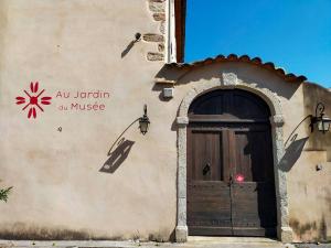 Maisons de vacances Au Jardin du Musee - L'Orangerie au coeur du bourg. : photos des chambres