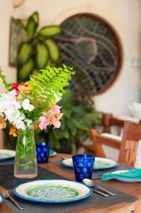 Maweni House - Beachfront, Pool, AC & Cook