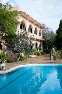 Maweni House - Beachfront, Pool, AC & Cook