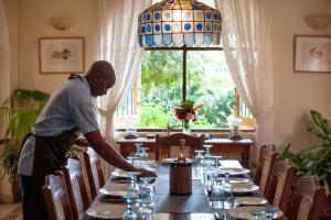 Maweni House - Beachfront, Pool, AC & Cook
